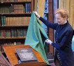 Elisabeth Kendall, Mistress of Girton College, unveils the plaque honouring Giulio Regeni.